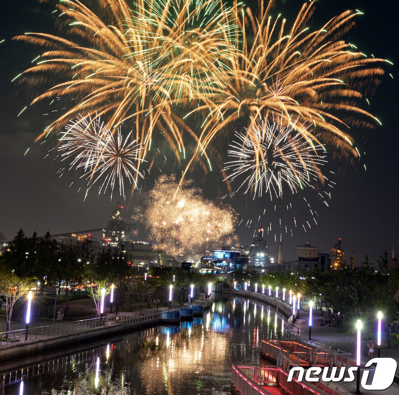 본문 이미지 - 지난해 열린 포항국제불빛축제 당시  국내 유일의 도심운하인 포항운하 위로 화려한 불꽃이 수놓고 있다. (뉴스1 자료, 재판매 및 DB 금지)ⓒ News1 최창호 기자