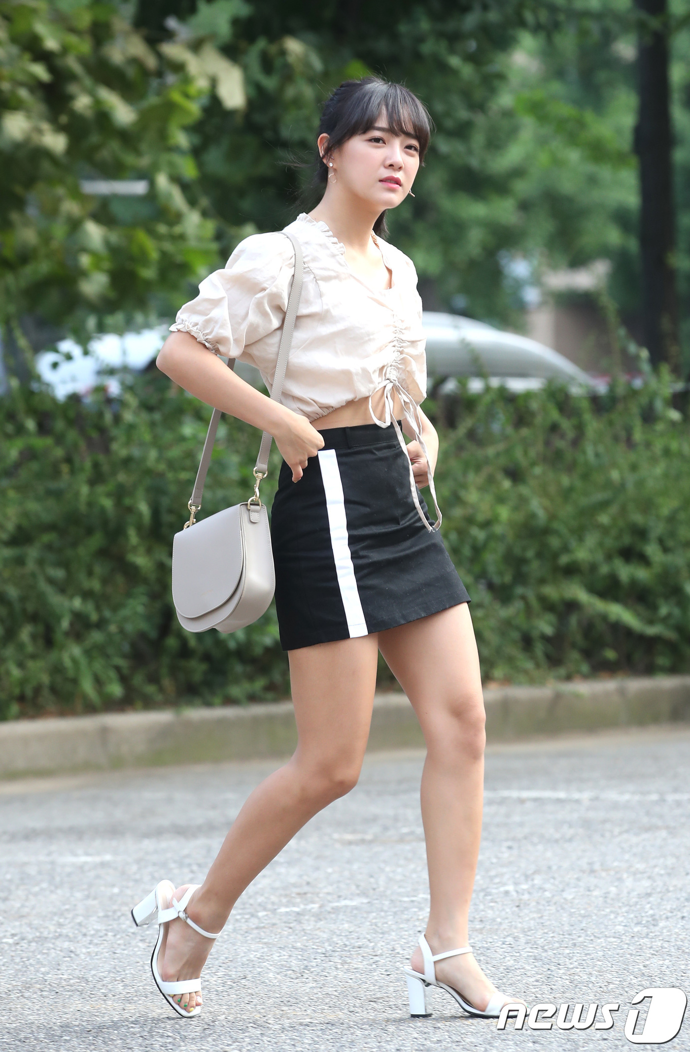 (서울=뉴스1) 권현진 기자 = 구구단 세미나 세정이 27일 오전 서울 여의도 KBS 신관 공개홀에서 열린 KBS2 '뮤직뱅크'(이하 뮤뱅) 리허설을 하기 위해 방송국으로 들어서고 …