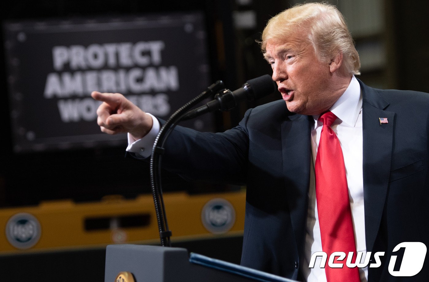 본문 이미지 - 도널드 트럼프 미국 대통령이 2018년 7월 26일&#40;현지시간&#41; 일리노이주 US스틸의 그래니티 시티 제철소를 방문해 연설을 하고 있다. ⓒ AFP=뉴스1 ⓒ News1 우동명 기자