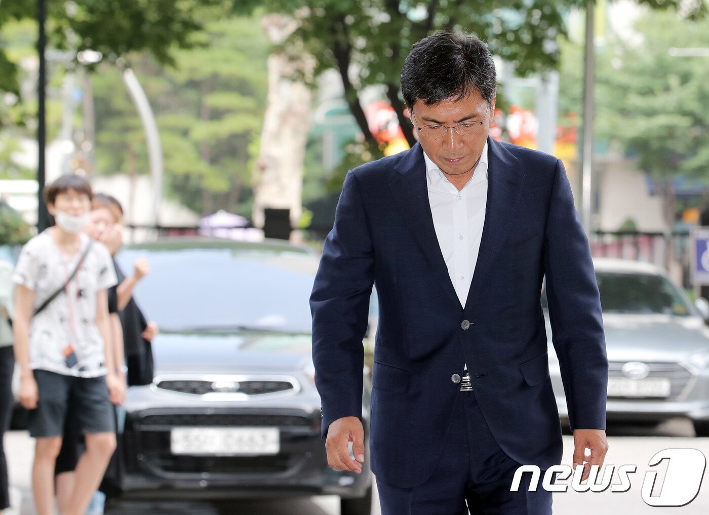 본문 이미지 - 수행비서를 위력으로 성폭행한 혐의 등을 받는 안희정 전 충남지사가 27일 오전 서울 마포구 서부지방법원에서 열린 결심 공판에 출석하고 있다. 2018.7.27/뉴스1 ⓒ News1 이재명 기자