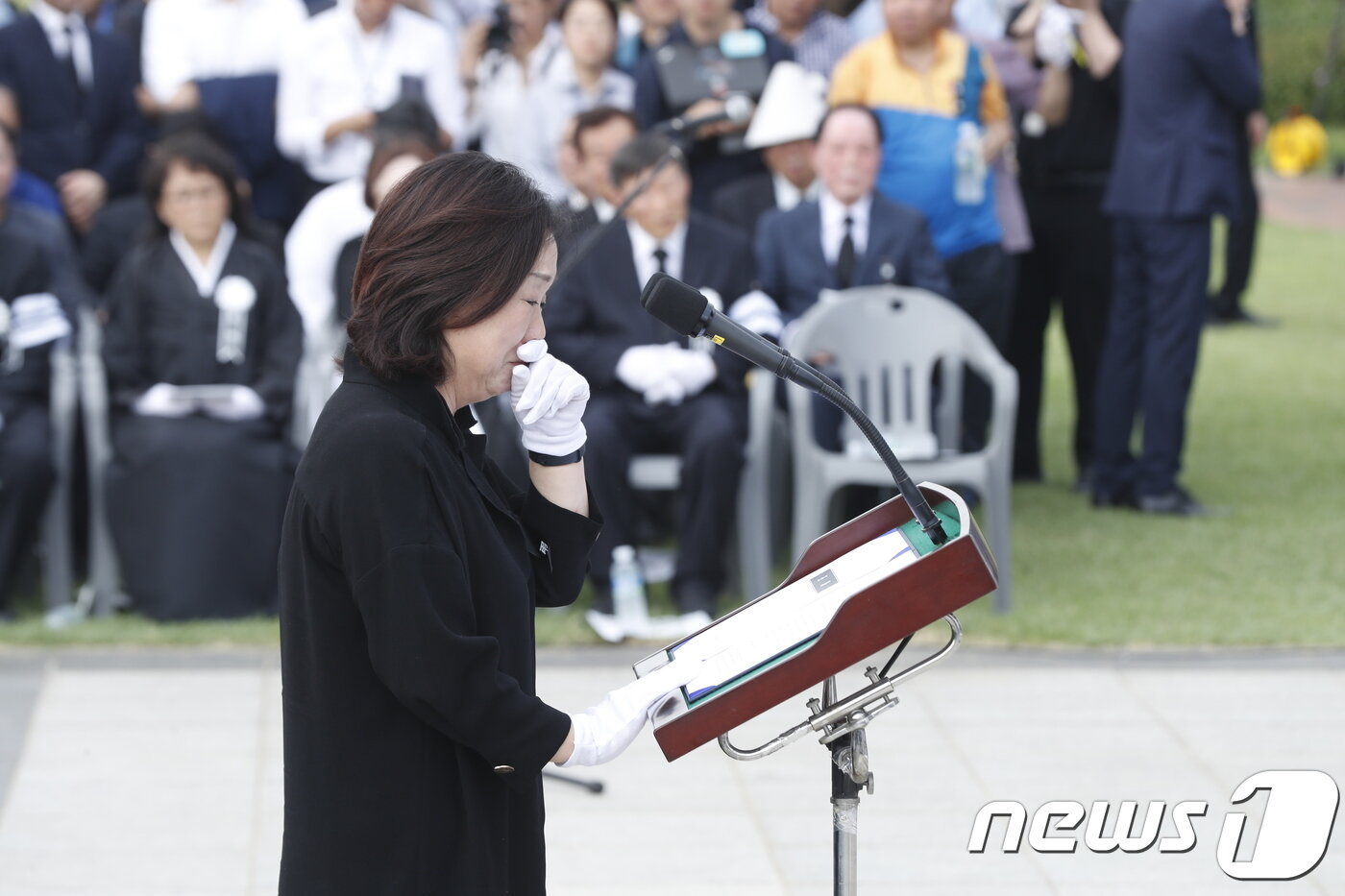 본문 이미지 - 심상정 정의당 의원이 27일 오전 서울 여의도 국회에서 열린 고(故) 노회찬 정의당 원내대표 국회장 영결식에서 조사를 낭독하고 있다. 2018.7.27/뉴스1 ⓒ News1 안은나 기자