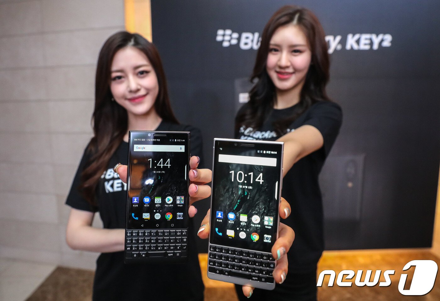 본문 이미지 - 지난 2018년 7월27일 서울 중구 서울 웨스틴조선호텔에서 열린 블랙베리 키투 국내런칭 기념, 블랙베리모바일 알란르준 글로벌 대표 방한 기자간담회에서 모델들이 블랙베리 키투 제품을 선보이고 있다. 2018.7.27/뉴스1 ⓒ News1 성동훈 기자
