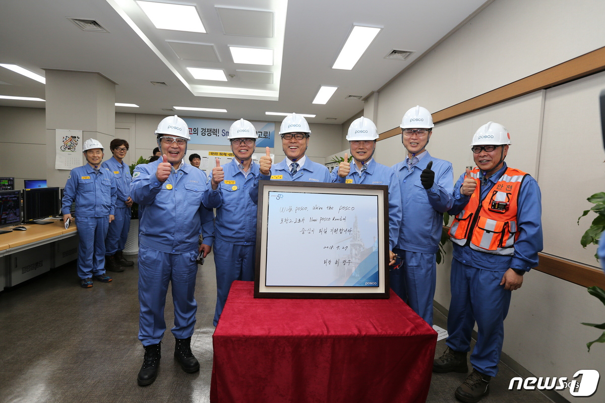 (서울=뉴스1) = 최정우 신임 포스코 회장이 27일 포항제철소 2고로 운전실에서 방명록을 작성한 후 안전구호를 임직원들과 함께 외치고 있다. (포스코 제공)2018.7.27/뉴스 …