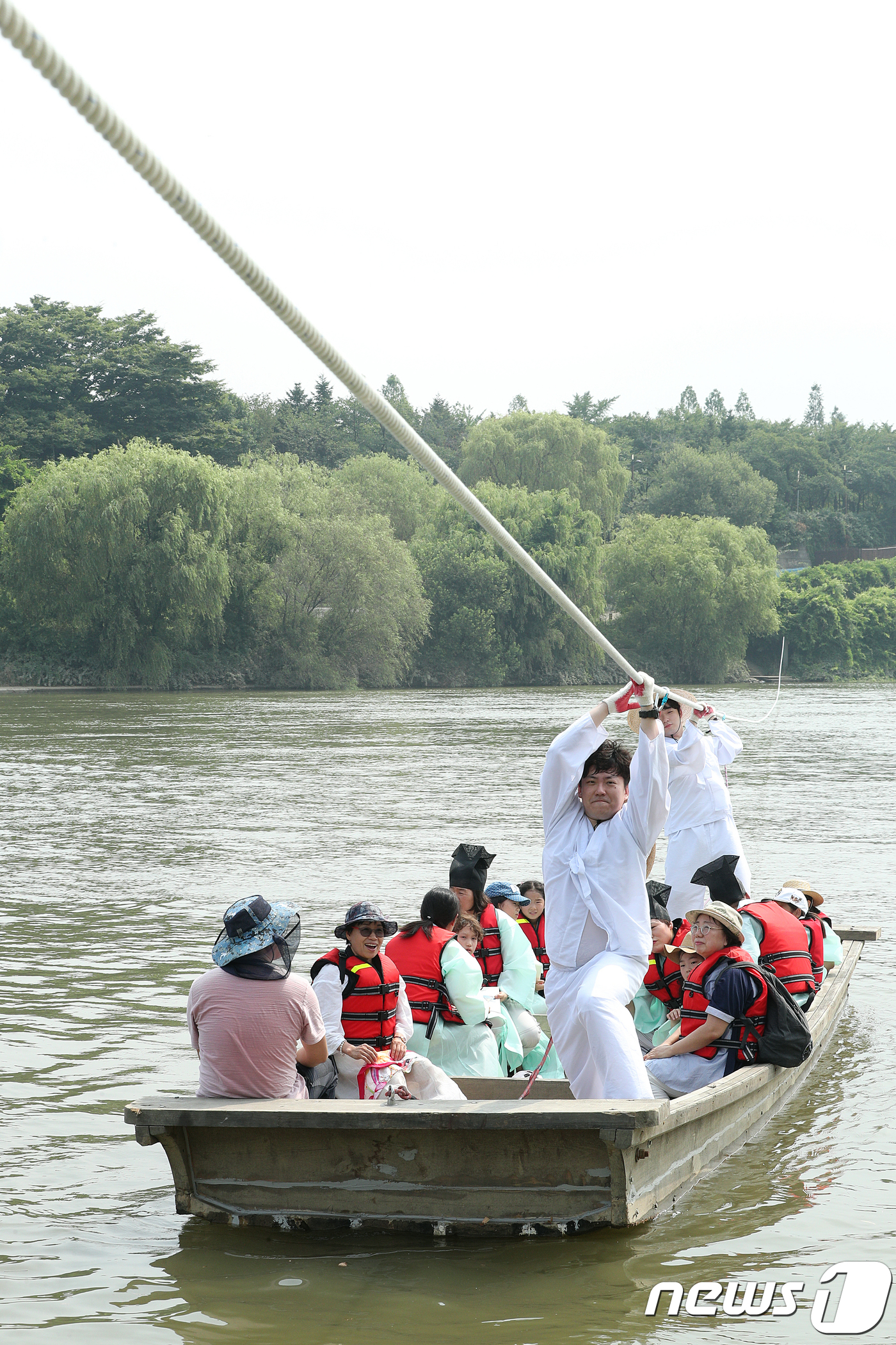 (서울=뉴스1) 신웅수 기자 = 28일 오전 서울 양화한강공원 선유도에서 시민들이 한강 줄배를 타고 있다.오는 8월 19일까지 무료로 진행되는 한강줄배타기는 옛 사람의 정취를 느끼 …