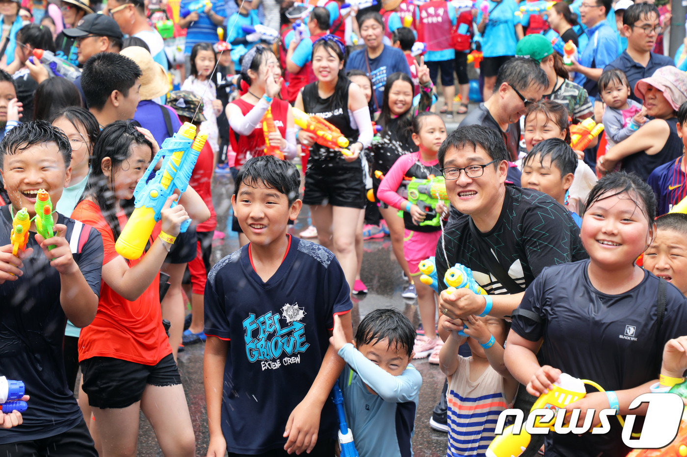 (태백=뉴스1) 박하림 기자 = 28일 강원도 태백시 중앙로 일원에서 열린 2018 태백 한강·낙동강 발원지 축제 얼水절水 물놀이난장에서 시민들이 물총을 쏘며 무더위를 날리고 있다 …