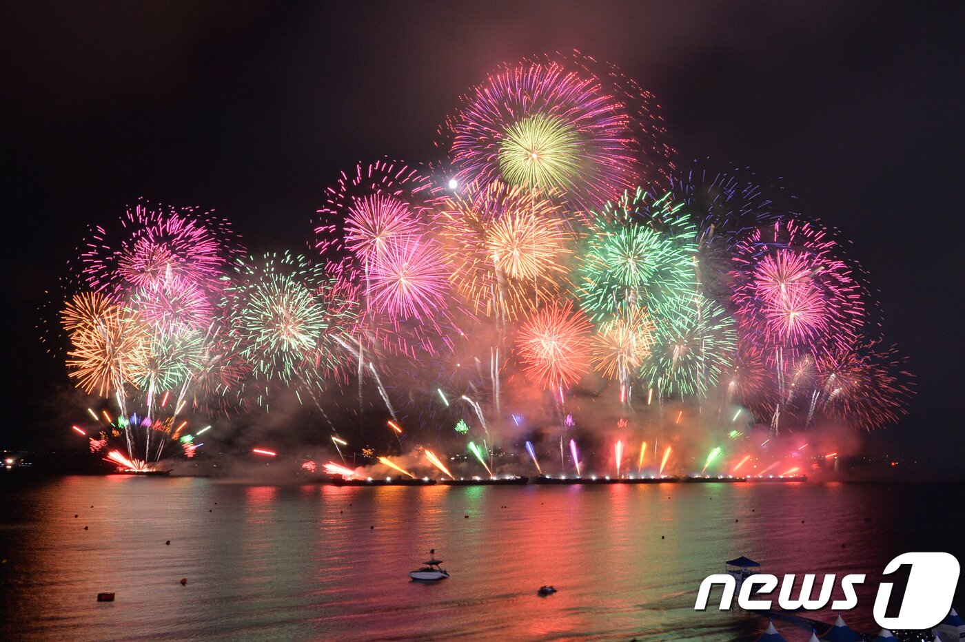본문 이미지 - 경북 포항시 븍구 영일대해수욕장에서 열린 불빛축제.(뉴스1 자료, 재판매 및 DB금지) ⓒ 뉴스1 최창호 기자