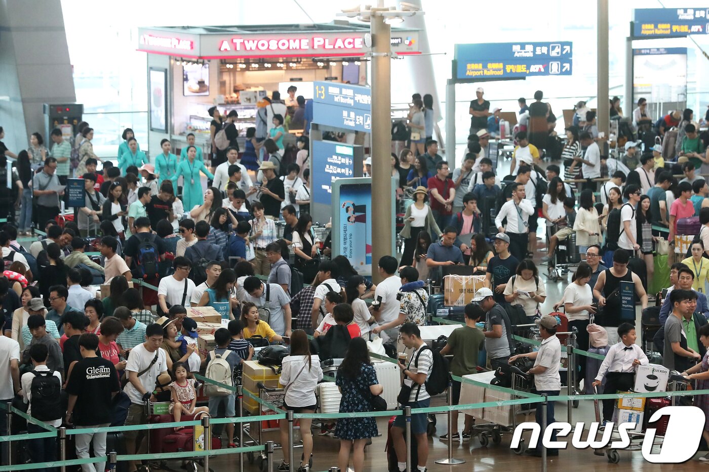 본문 이미지 - 2018년 7월 본격적인 여름 휴가철을 맞아 인천국제공항 제1여객터미널이 해외로 출국하려는 여행객들로 붐비고 있다. 2018.7.29/뉴스1 ⓒ News1 임세영 기자