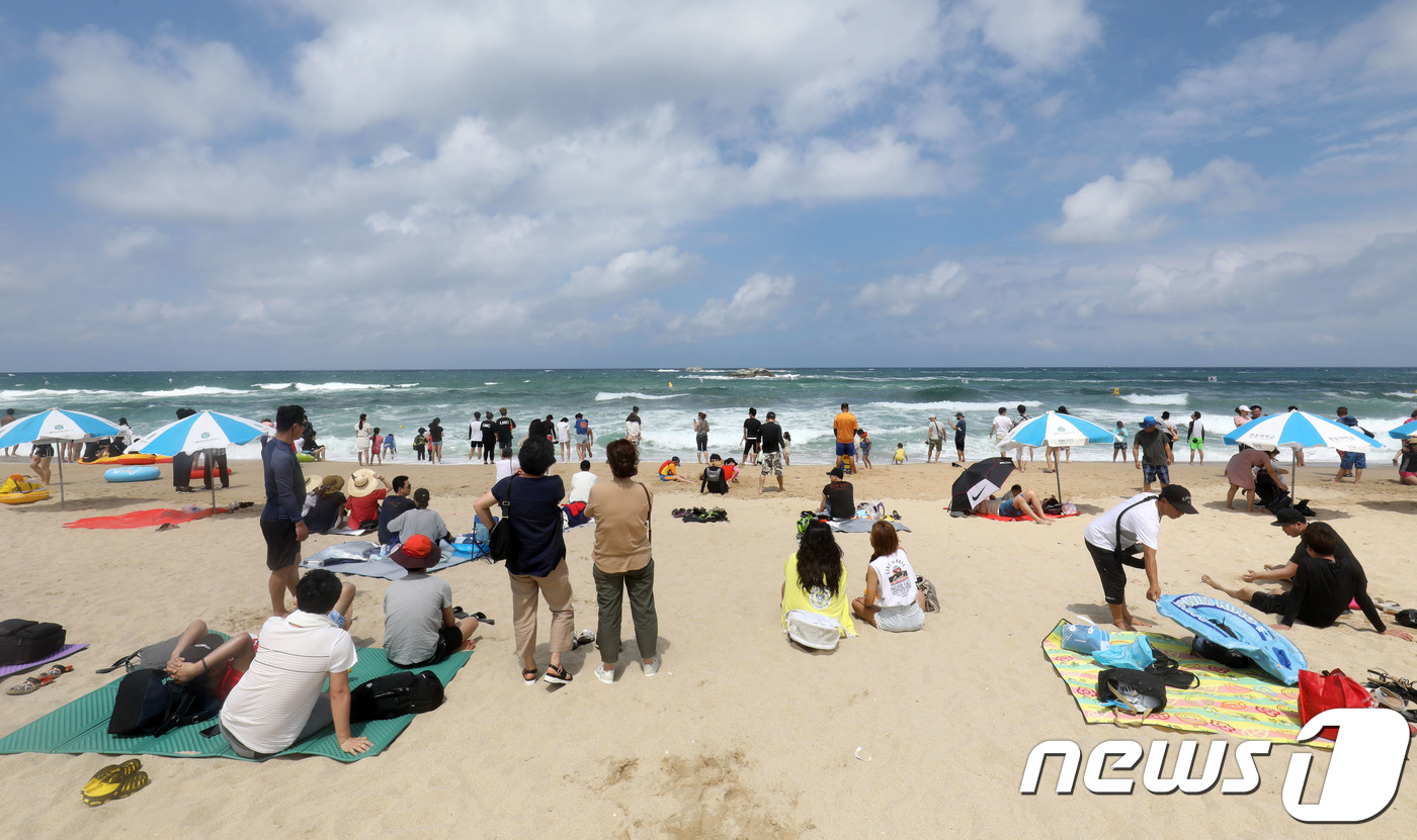 (강릉=뉴스1) 고재교 기자 = 최근 내린 비로 강원 동해안에 일시적으로 폭염특보가 해제된 29일 강원도 경포해수욕장에 거센 파도로 수영금지가 내려져 피서객들이 백사장에서 시간을 …