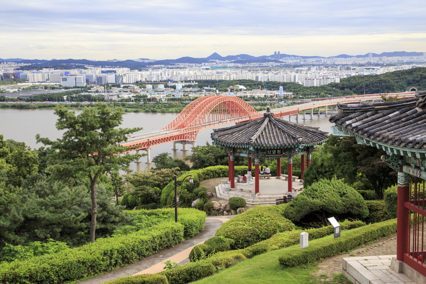 본문 이미지 - 행주산성 대첩비에 서면 한강 전망이 시원하게 펼쳐진다