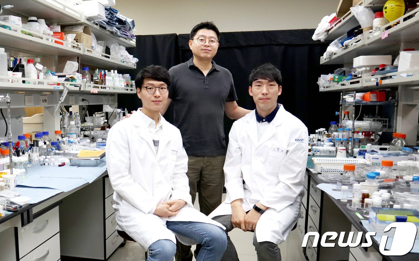 본문 이미지 - 이상석 박사과정(왼쪽), 김신현 교수(가운데) 김종빈 박사과정(KAIST 제공)ⓒ News1