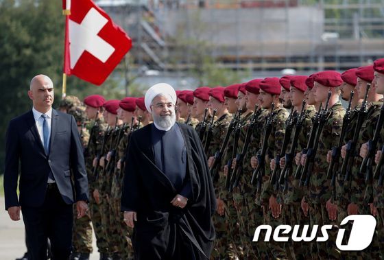 [사진] 스위스 의장대 사열하는 이란-스위스 대통령