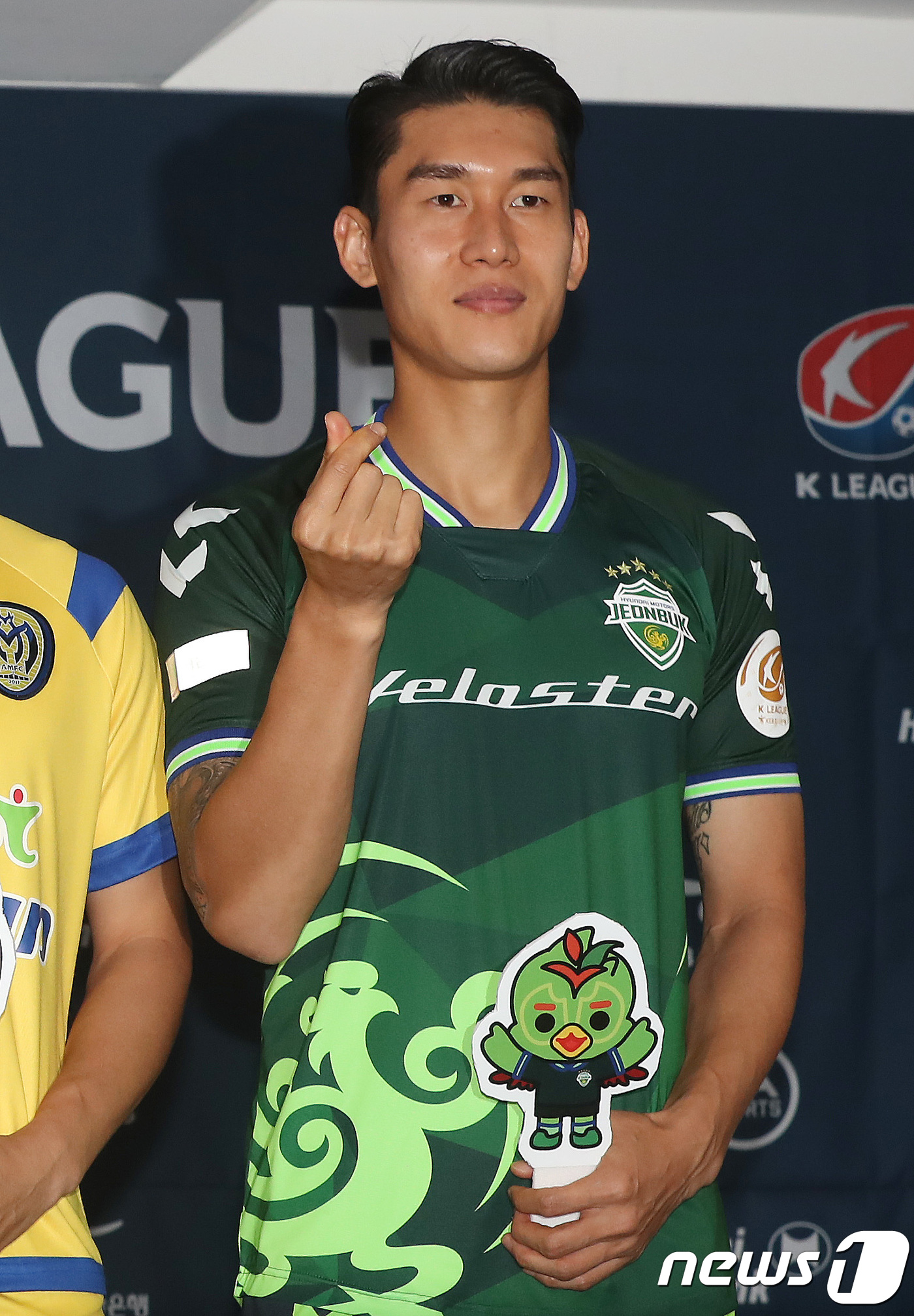 (서울=뉴스1) 임세영 기자 = 3일 오후 서울 종로구 신문로 축구회관에서 열린 'K리그 재개 미디어 데이'에서 이용(전북 현대)이 기념촬영을 하고 있다. K리그1(1부리그)은 오 …