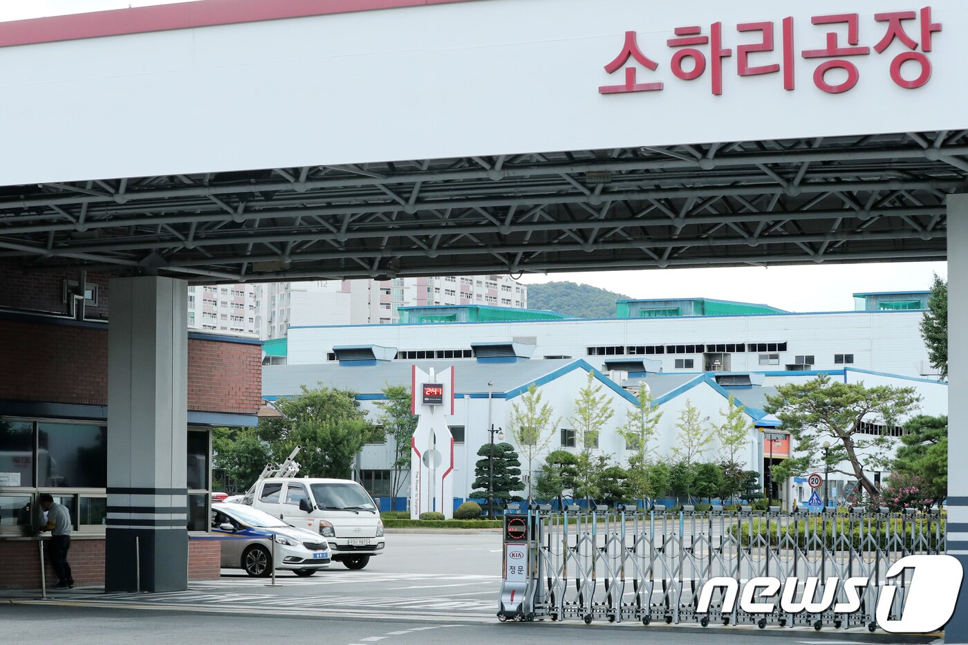 본문 이미지 - 30일 오후 경기 광명시 소하동 기아자동차 소하리공장이 여름휴가를 맞아 한산한 모습이다. 기아차 소하리공장은 지난 28일부터 오는 8월5일까지 집단 여름휴가를 실시한다. 2018.7.30/뉴스1 ⓒ News1 박지수 기자