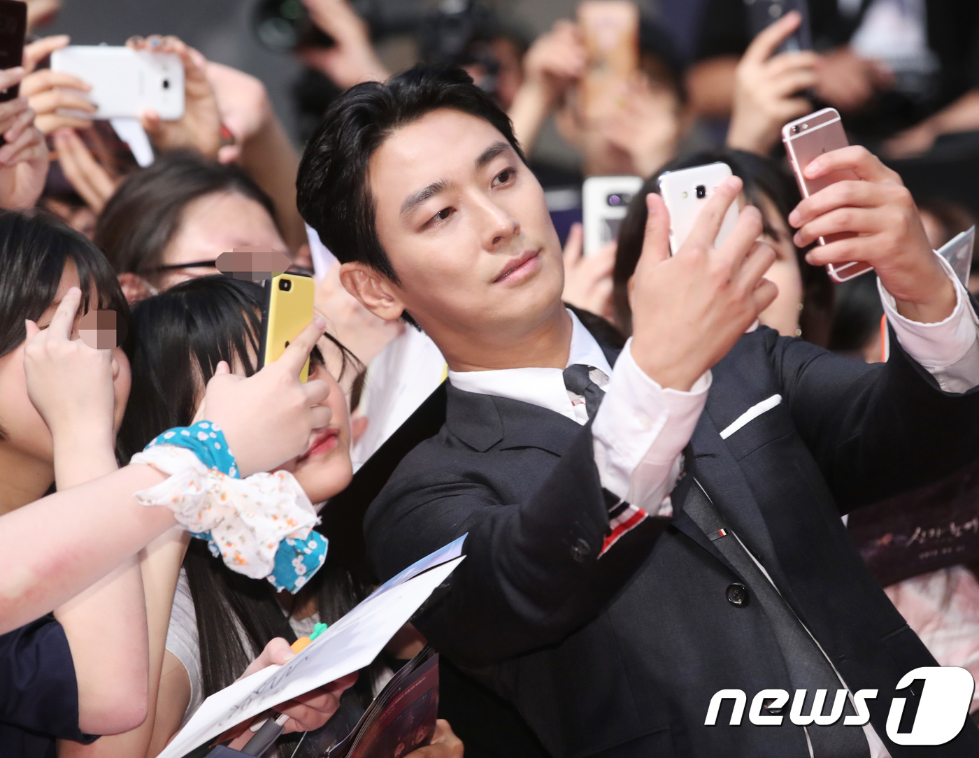 (서울=뉴스1) 권현진 기자 = 배우 주지훈이 30일 오후 서울 송파구 롯데시네마 월드타워에서 열린 영화 ‘신과 함께-인과 연’ 레드카펫 행사에 참석해 팬들과 즐거운 시간을 보내고 …