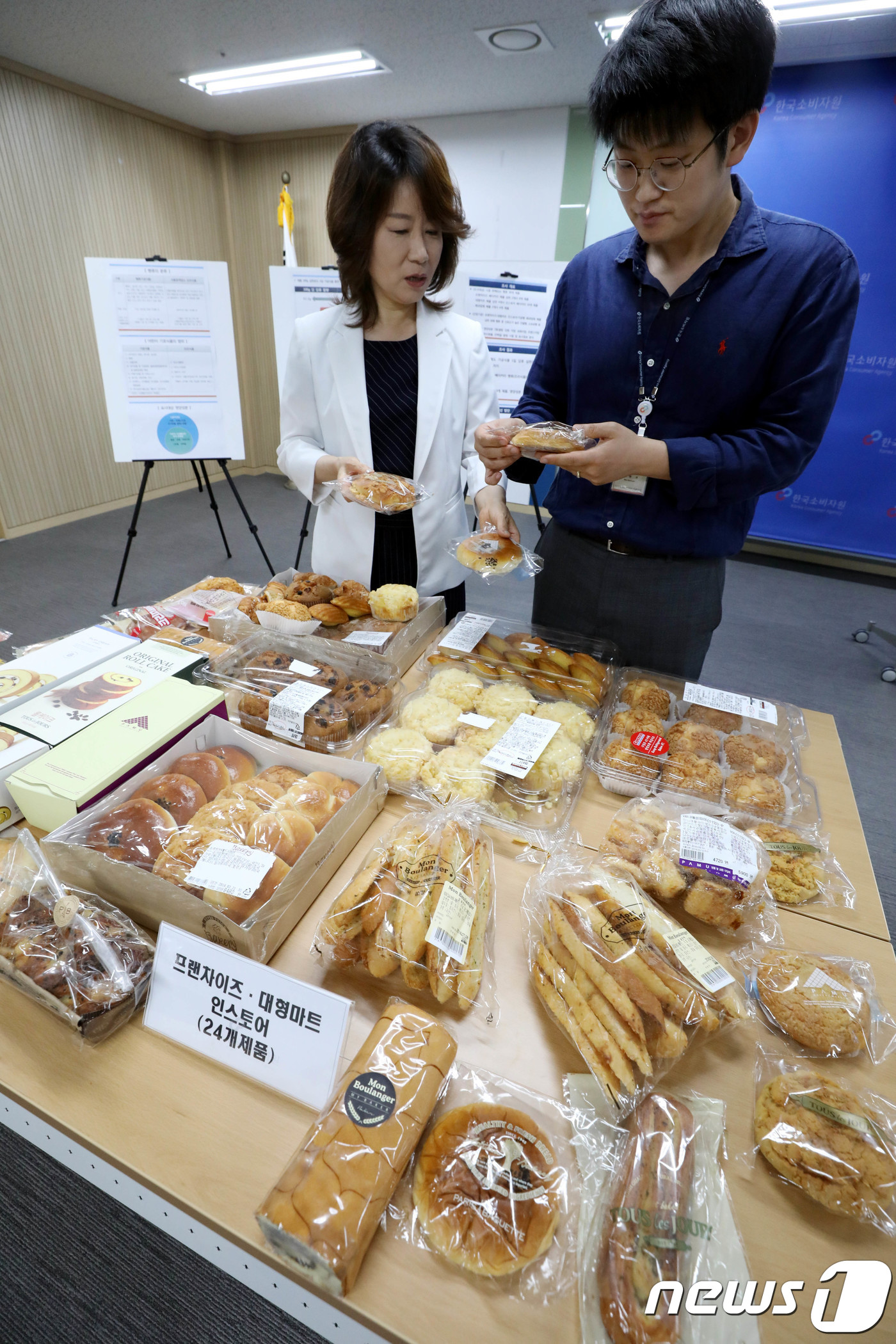 (서울=뉴스1) 이광호 기자 = 한국소비자원이 시중 빵류 30개 제품 대부분이 당 함량이 과다하고 특히 프렌차이즈, 대형 인스토어 판매 제품(조리제품)은 상대적으로 트랜스지방 함량 …