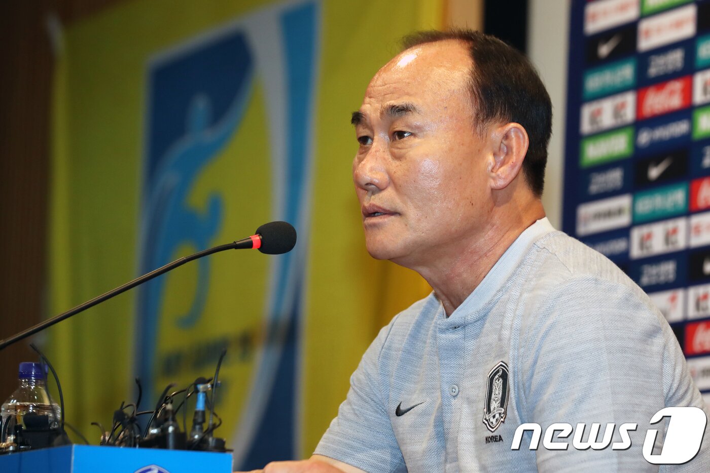 본문 이미지 - 김학범 2018 자카르타-팔렘방 아시안게임 남자 축구 대표팀 감독이 31일 오후 경기 파주시 축구국가대표팀트레이닝센터(NFC)에서 취재진 질문에 답하고 있다. 이날 파주에 소집된 대표팀은 훈련을 시작, 내달 9일 이라크 아시안게임 대표팀과 마지막 평가전을 치른 후 10일 출국할 예정이다. 2018.7.31/뉴스1 ⓒ News1 황기선 기자