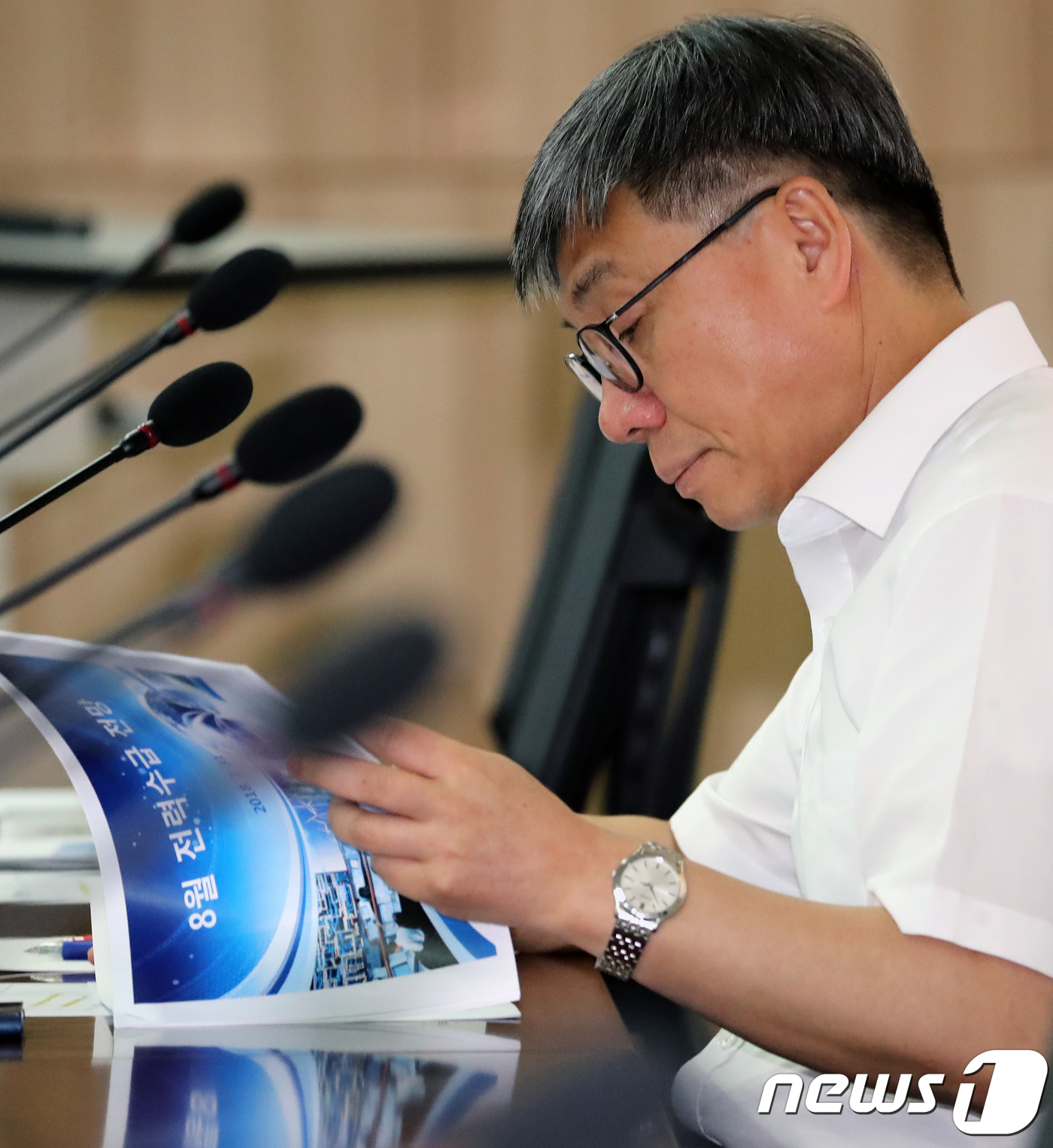 (세종=뉴스1) 장수영 기자 = 조영탁 전력거래소 이사장이 31일 정부세종청사 산자부 중회의실에서 열린 하계 전력수급 점검회의에서 자료를 살펴보고 있다.