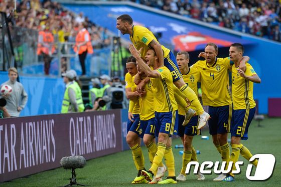 스웨덴 선수들이 3일(한국시간) 러시아 상트페테르부르크의 상트페테르부르크 스타디움에서 열린 스위스와의 2018 국제축구연맹(FIFA) 러시아 월드컵 16강전에서 득점 후 기뻐하고 있다. © AFP=News1
