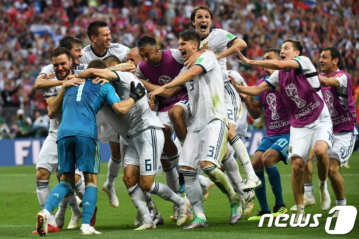 본문 이미지 - 2018 국제축구연맹(FIFA) 러시아 월드컵 개최국 러시아는 스페인을 꺾는 이변을 일으키면서 8강에 진출했다. ⓒ AFP=News1