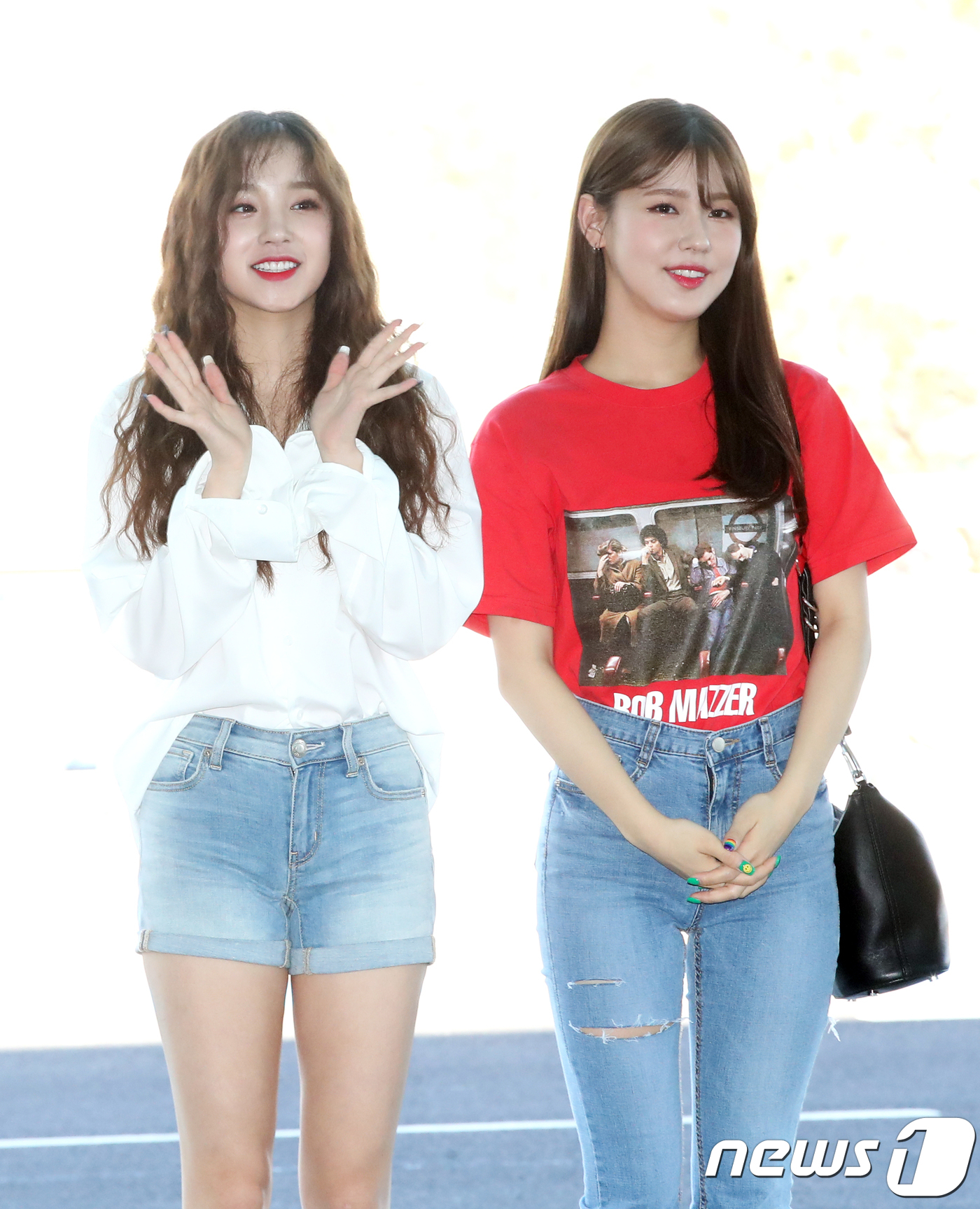 (인천공항=뉴스1) 권현진 기자 = (여자)아이들 우기, 미연(오른쪽)이  Mnet '엠카운트다운‘ IN 타이페이 공연 차 4일 오전 인천국제공항을 통해 대만으로 출국하고 있다. …