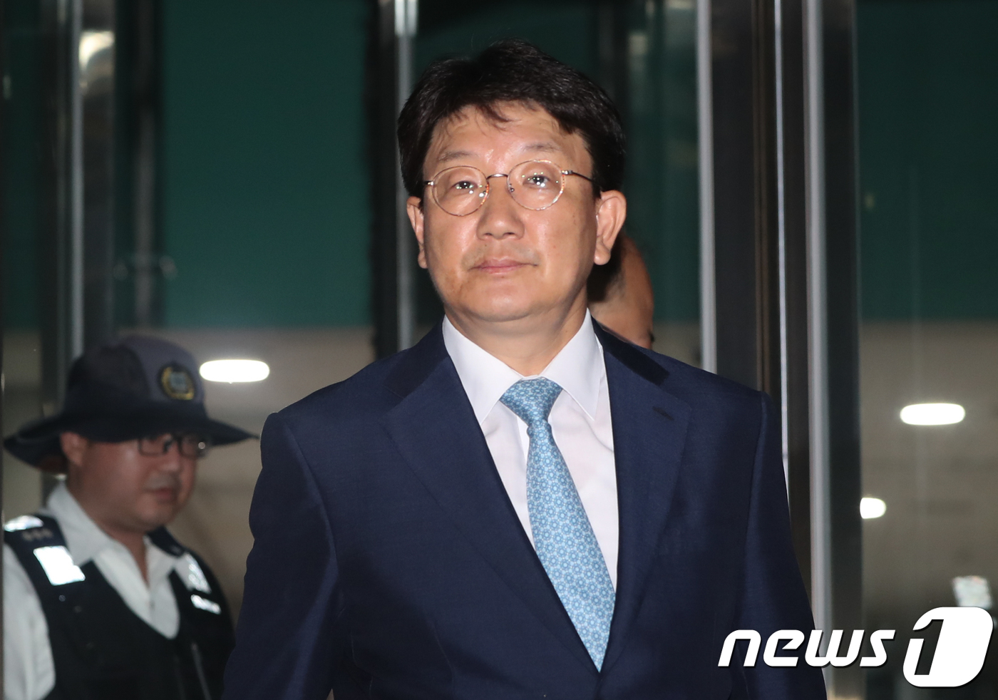 (서울=뉴스1) 허경 기자 = '강원랜드 채용비리' 의혹을 받고 있는 권성동 자유한국당 의원이 5일 새벽 구속 전 피의자심문(영장실질심사)이 기각된 후 서울 도봉구 북부지검을 나서 …