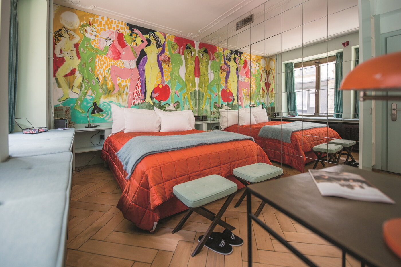 본문 이미지 - 벽이 거울로 이루어진 객실