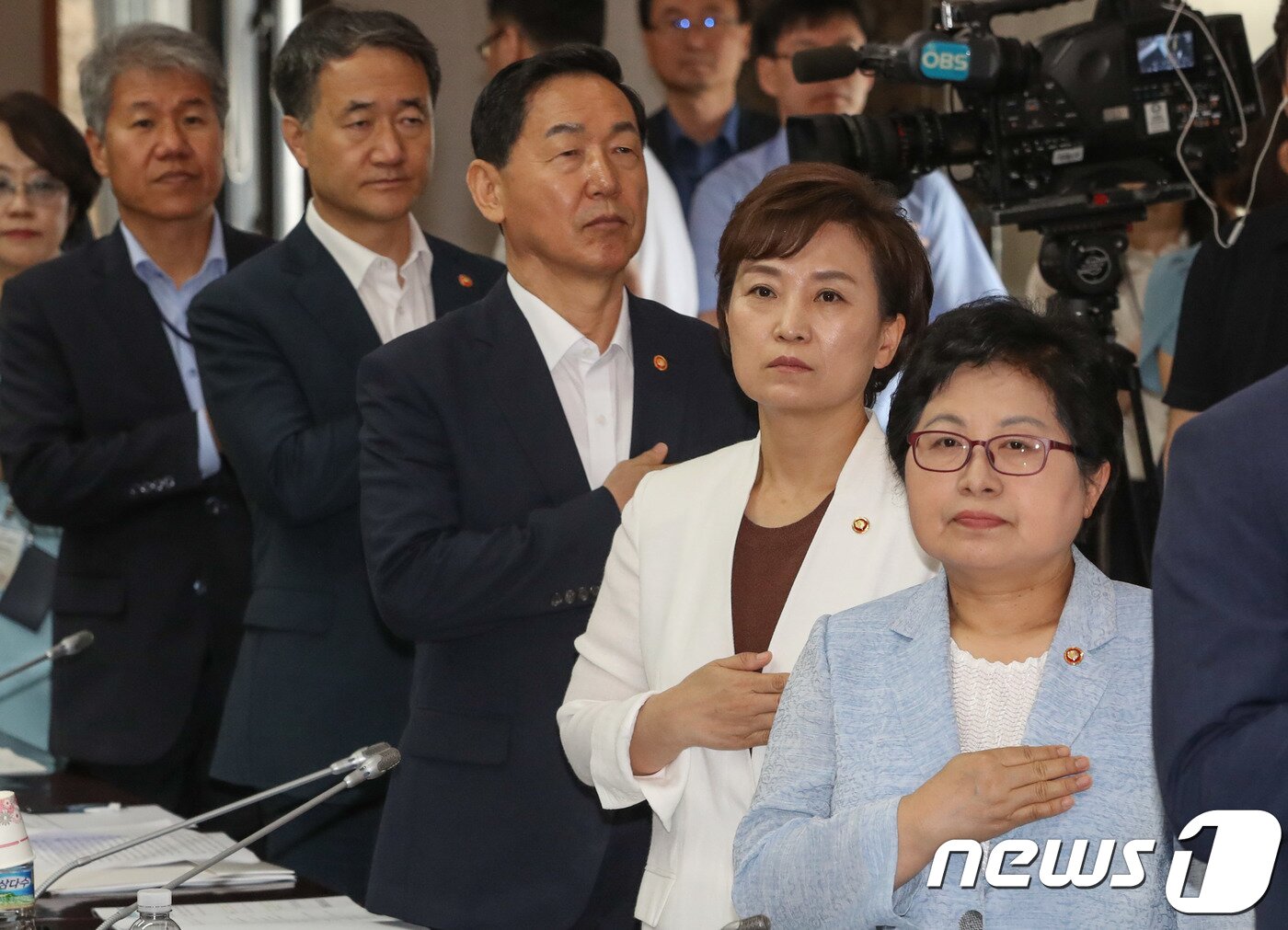 본문 이미지 - 5일 서울 종로구 정부서울청사에서 열린 저출산고령사회위원회 본회의에서 참석자들이 국민의례를 하고 있다. 오른쪽부터 정현백 여성가족부 장관, 김현미 국토교통부장관, 김상곤 사회부총리, 박능후 보건복지부 장관, 김수현 청와대 사회 수석. 2018.7.5/뉴스1 ⓒ News1 성동훈 기자