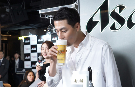 배우 조인성이 아사히 수퍼드라이 ‘엔젤링바 팝업스토어’에서 맥주를 즐기고 있다.© News1