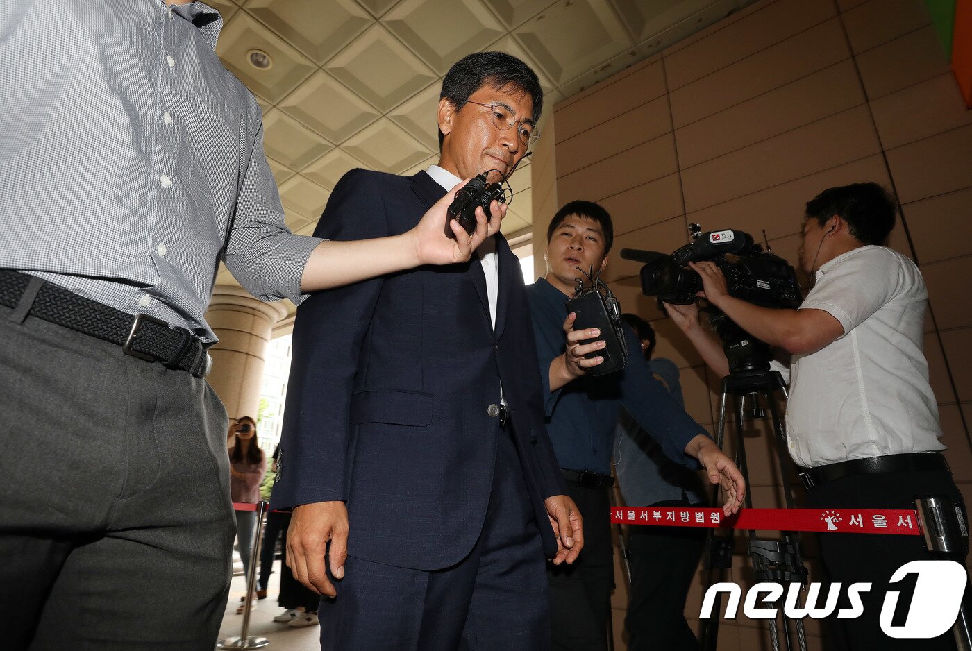 본문 이미지 - 수행비서를 위력으로 성폭행한 혐의 등을 받는 안희정 전 충남지사가 6일 오전 서울 마포구 서부지방법원에서 열린 2차 공판에 출석하고 있다. 2018.7.6/뉴스1 ⓒ News1 박세연 기자