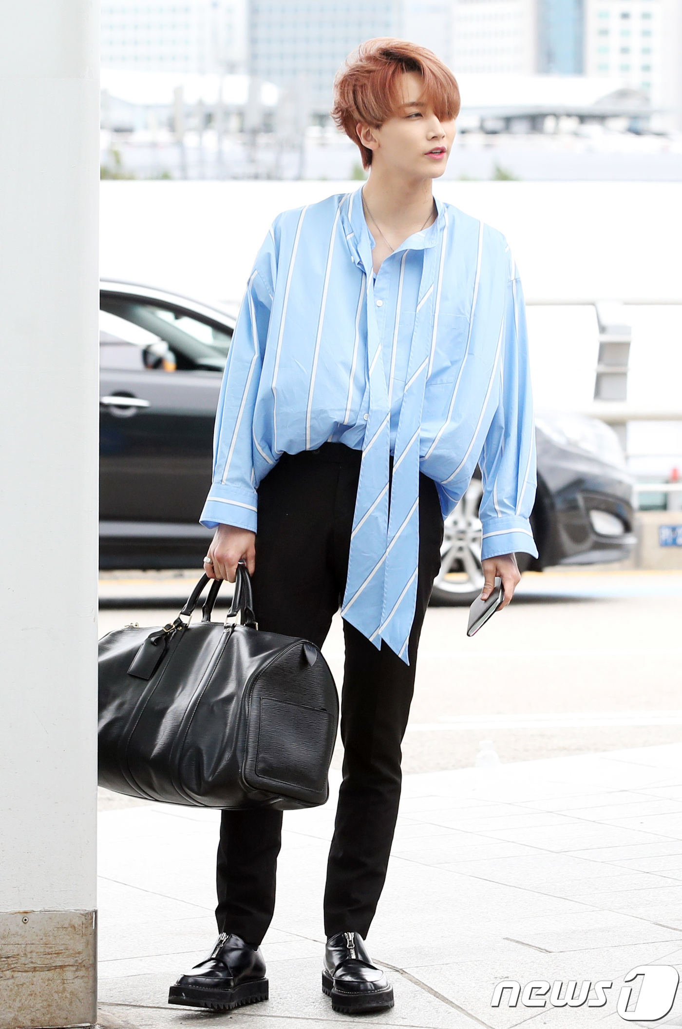 (인천공항=뉴스1) 권현진 기자 = 세븐틴 정한이 공연차 6일 오전 인천국제공항을 통해 대만으로 출국하고 있다. 2018.7.6./뉴스1