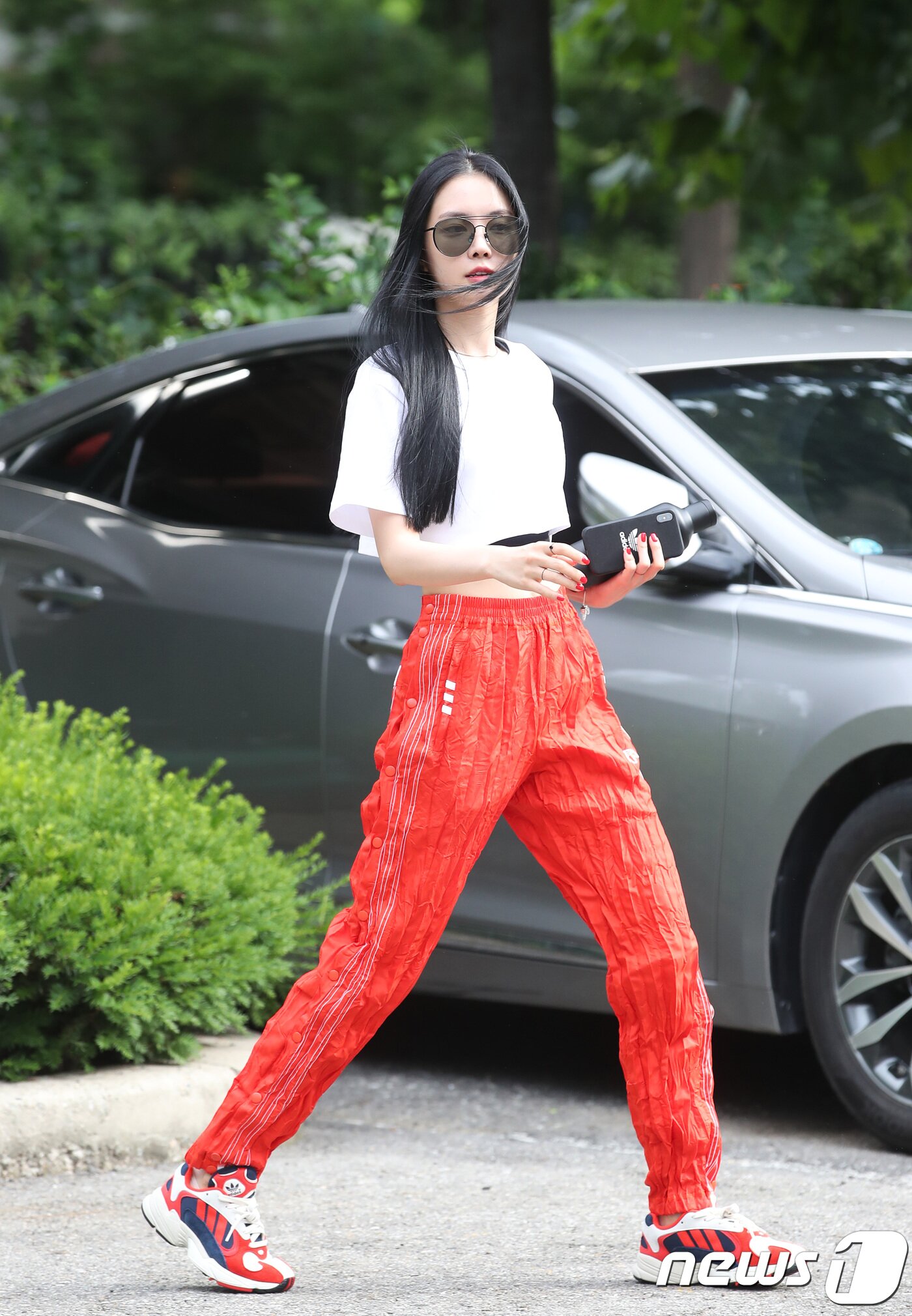 본문 이미지 - 에이핑크 손나은이 6일 오전 서울 여의도 KBS 신관 공개홀에서 열린 KBS2 '뮤직뱅크'(이하 뮤뱅) 리허설을 하기 위해 방송국으로 들어서고 있다. 2018.7.6./뉴스1 ⓒ News1 권현진 기자