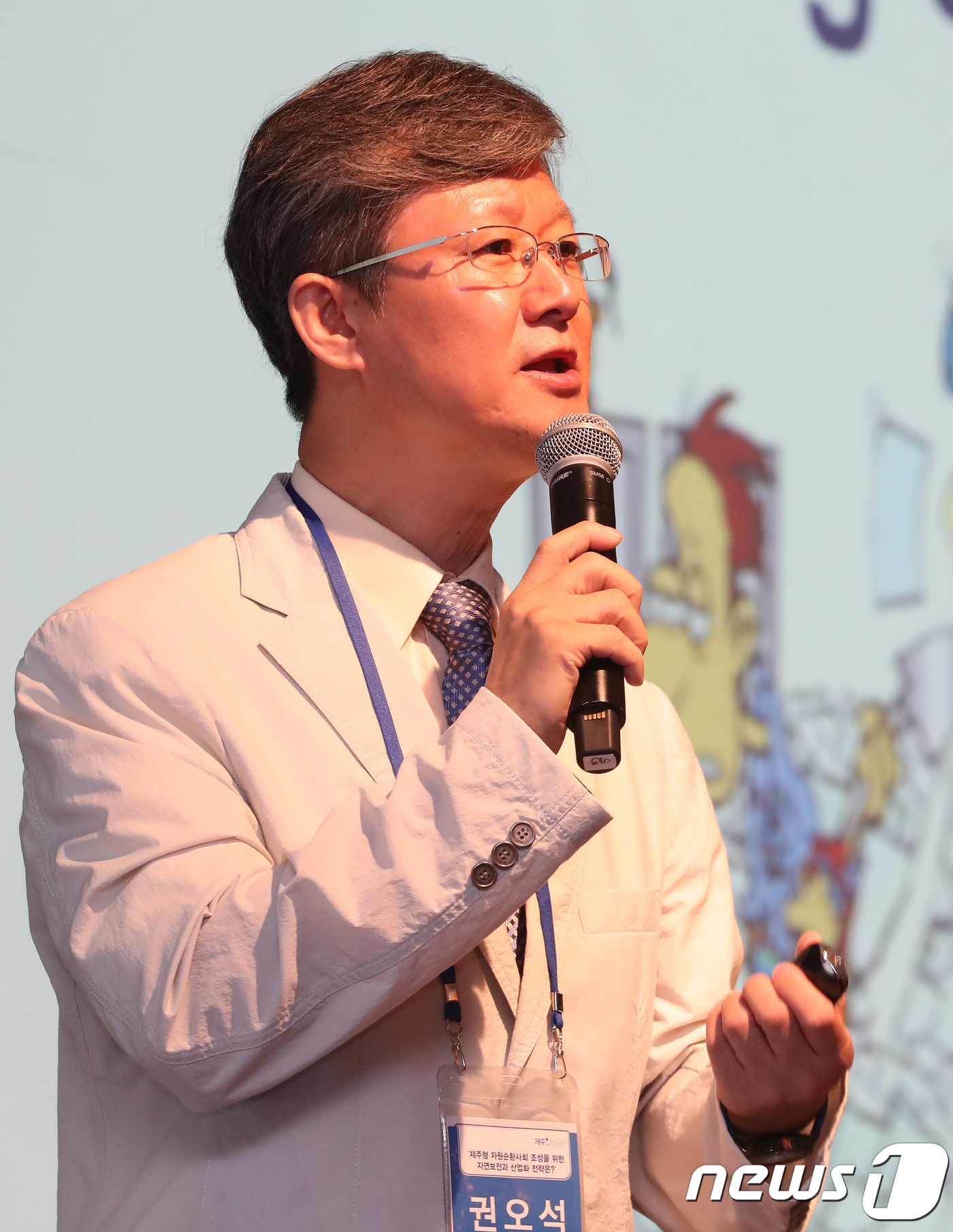 (제주=뉴스1) 이석형 기자 = 권오석 경북대학교 교수가 6일 제주시 제주칼호텔에서 열린 ‘제3회 제주플러스포럼’에서 발표하고 하고 있다.제주대학교 링크 사업단, 제주연구원, 제주 …