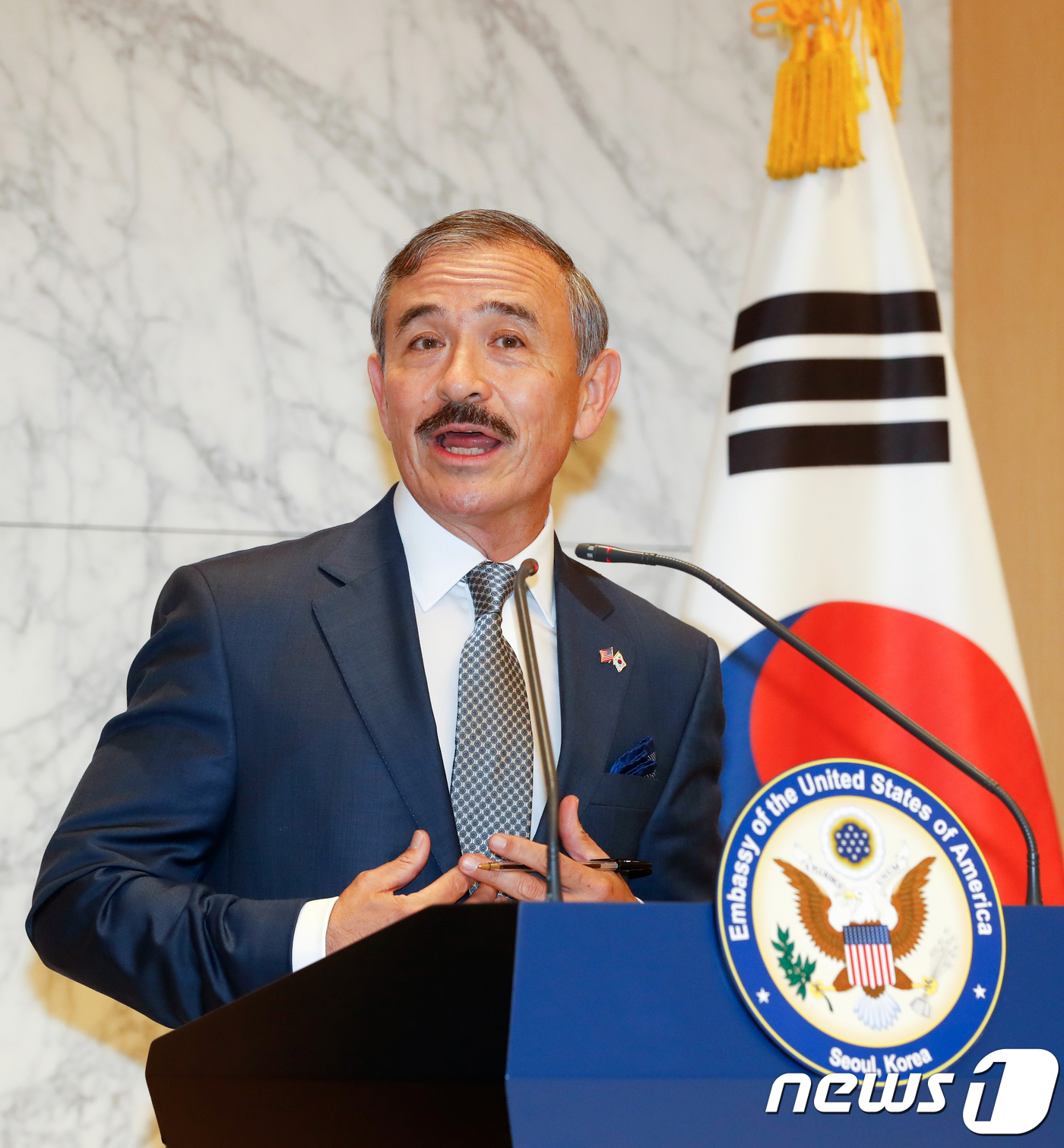 (인천=뉴스1) 이승배 기자 = 해리 해리스 신임 주한미국대사가 7일 오후 인천국제공항 제2터미널 귀빈실에서 부임 기자회견을 갖고 있다.주한미대사관은 지난해 1월 마크 리퍼트 전 …