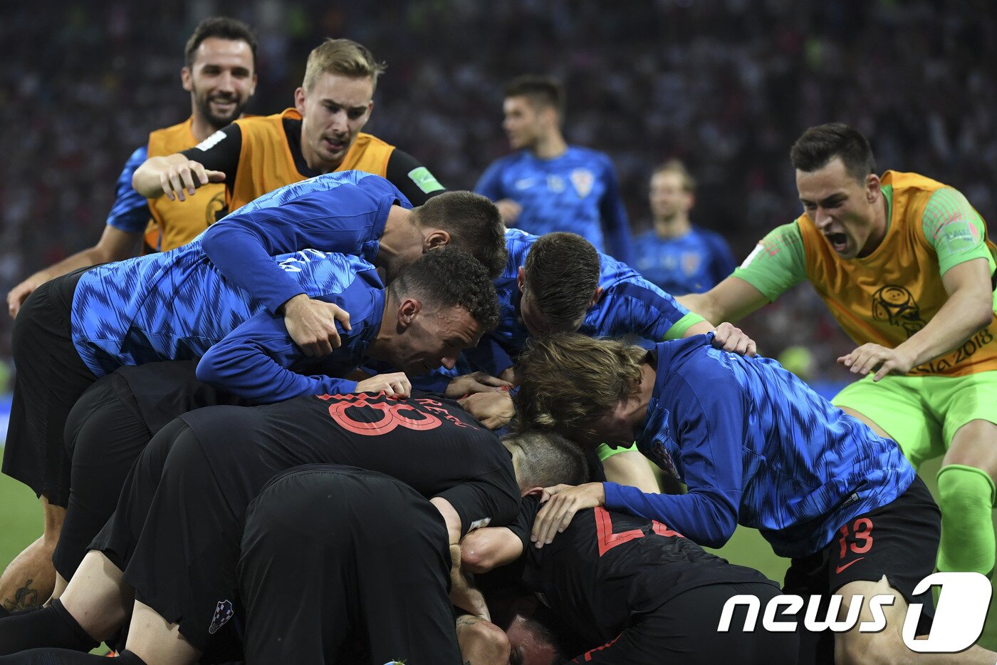 본문 이미지 - 크로아티아 선수들이 8일(한국시간) 러시아 소치의 피시트 스타디움에서 열린 러시아와의 2018 국제축구연맹(FIFA) 러시아 월드컵 8강전에서 득점 후 기뻐하고 있다. ⓒ AFP=News1