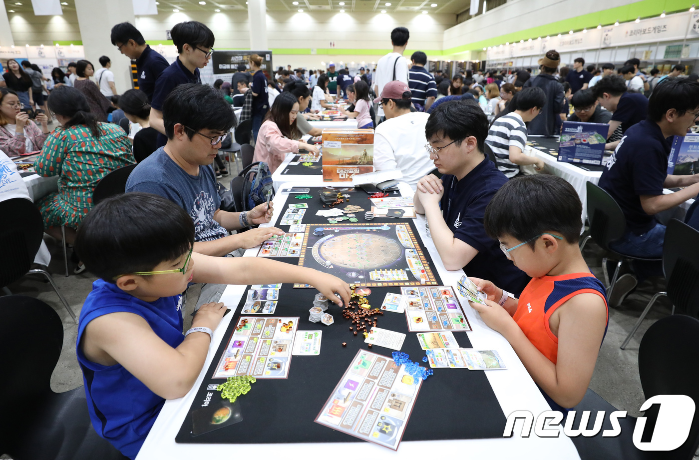 (서울=뉴스1) 박지혜 기자 = 8일 오후 서울 강남구 삼성동 코엑스에서 열린 국내 최대 보드게임 박람회인 2018 보드게임콘을 찾은 관람객들이 보드게임 체험을 하고 있다.2018 …