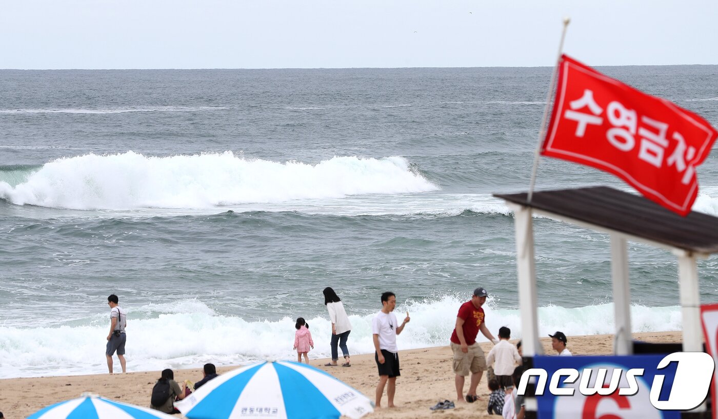 본문 이미지 - 궂은 날씨에 해수욕장 입수 금지. (뉴스1 DB) ⓒ News1