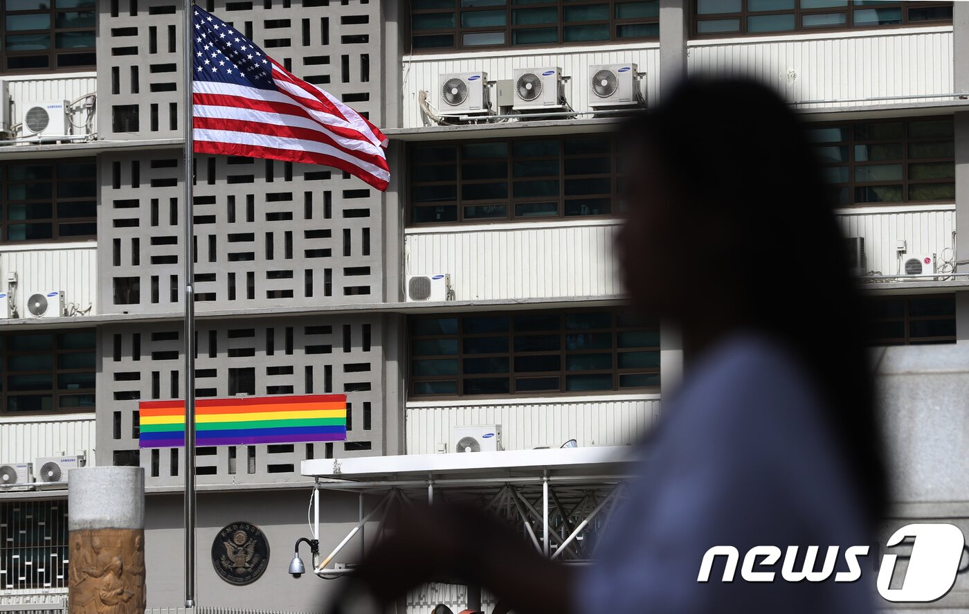 본문 이미지 - 성소수자 인권 보장을 촉구하는 퀴어문화축제를 응원하는 주한미국대사관. /뉴스1 ⓒ News1 오대일 기자