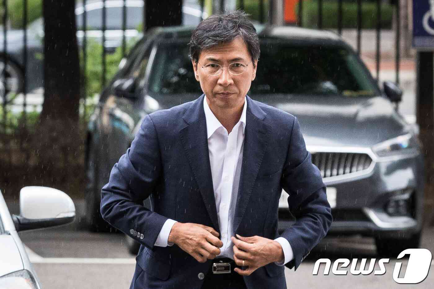 수행비서를 위력으로 성폭행한 혐의 등을 받는 안희정 전 충남지사가 9일 오전 서울 마포구 서부지방법원에서 열린 3차 공판에 출석하고 있다. 2018.7.9/뉴스1 © News1 유승관 기자