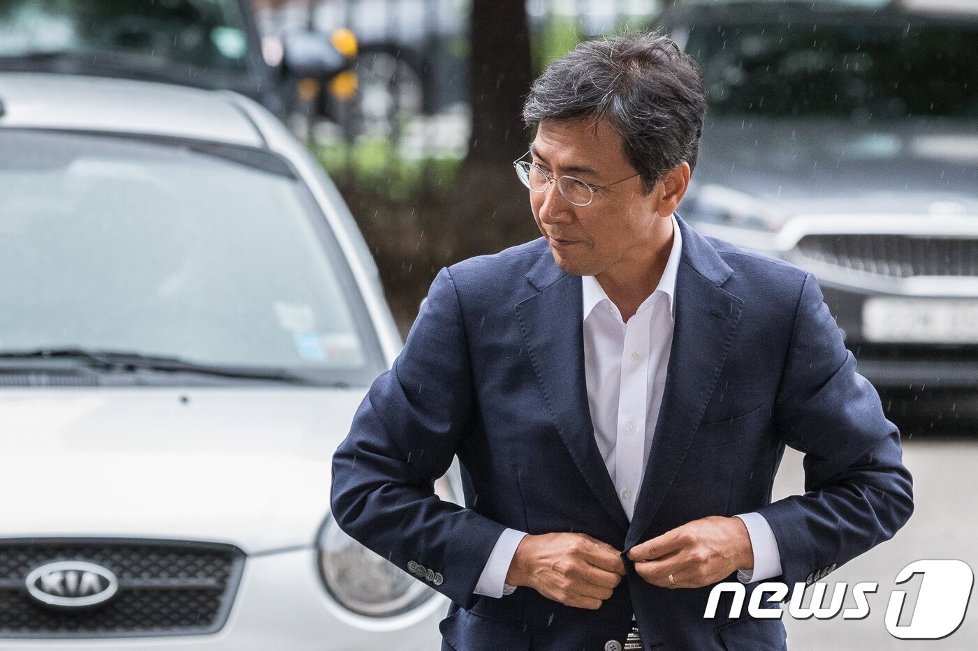 본문 이미지 - 수행비서를 위력으로 성폭행한 혐의 등을 받는 안희정 전 충남지사가 9일 오전 서울 마포구 서부지방법원에서 열린 3차 공판에 출석하고 있다. 2018.7.9/뉴스1 ⓒ News1 유승관 기자