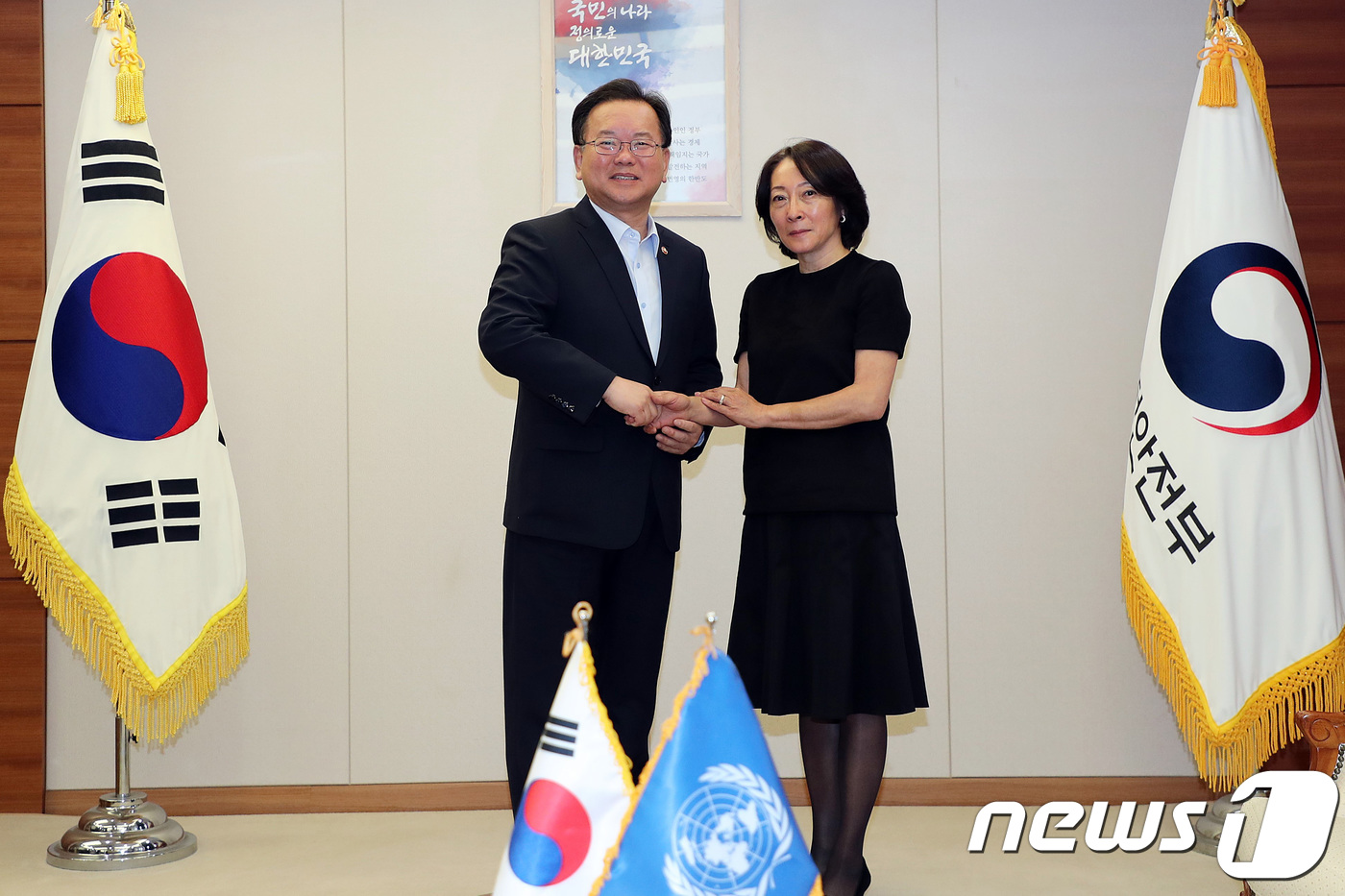 (서울=뉴스1) = 김부겸 행정안전부 장관이 9일 오전 서울 종로구 정부서울청사에서 미즈토리 UN ISDR(국제연합 재해경감 국제전략 사무국) 특별대표를 접견해 악수하고 있다.이날 …