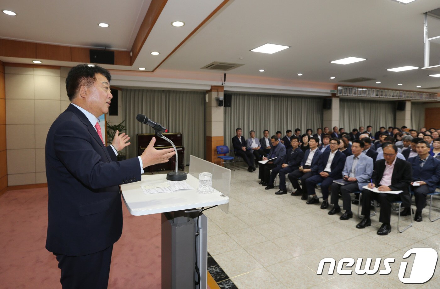 본문 이미지 - 한범덕 시장이 9일 취임 후 첫 직원 정례조회에서 시정 방향을 설명하고 있다. 2018.7.9/뉴스1 ⓒ News1