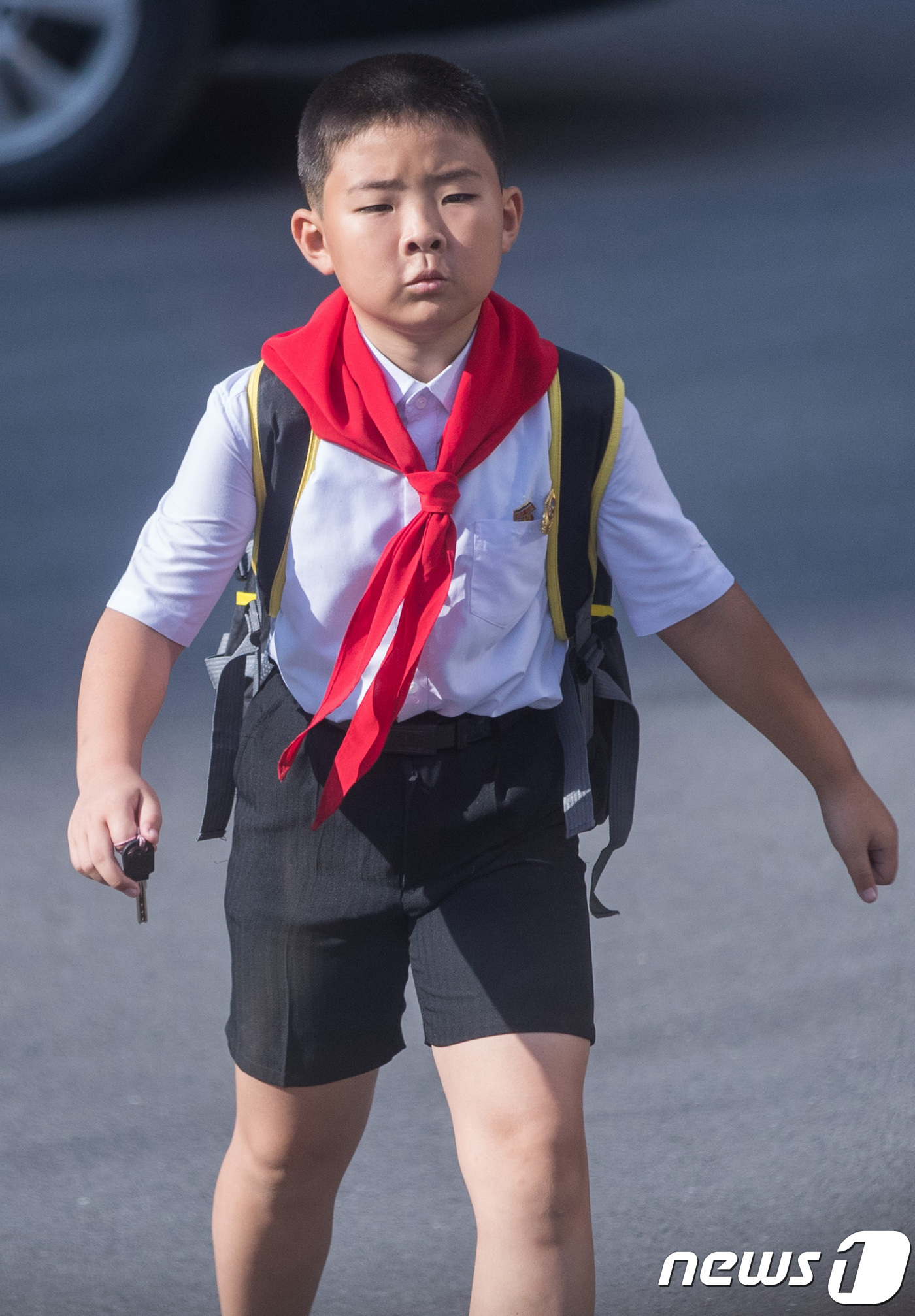 (평양=뉴스1) 사진공동취재단 = 북한 어린이가 지난 4일 오전 평양 고려호텔 앞을 지나가고 있다. 2018.7.9/뉴스1