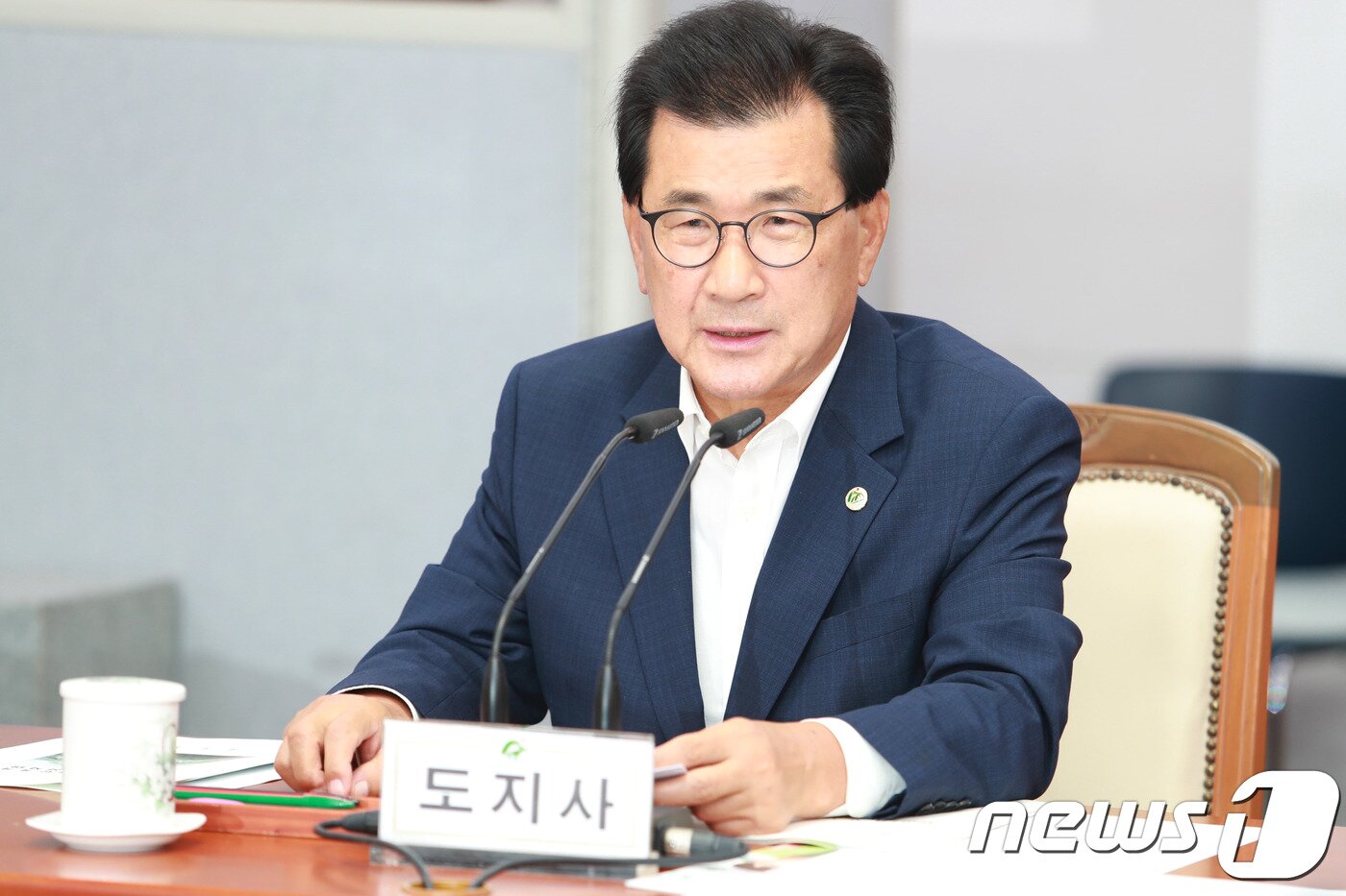 본문 이미지 - 이시종 충북지사가 9일 도청 소회의실에서 열린 민선 7기 첫 시장·군수 회의에 앞서 인사말을 하고 있다.(충북도 제공) 2018.7.9/뉴스1ⓒ News1