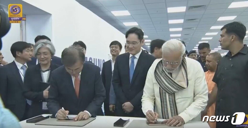 본문 이미지 - 인도를 국빈 방문 중인 문재인 대통령이 인도 뉴델리 인근 노이다 공단에서 열린 삼성전자 신공장 준공식에 나렌드라 모디 인도 총리와 함께 참석했다. 가운데는 이재용 삼성전자 부회장. (인도국영방송 제공)2018.7.9/뉴스1