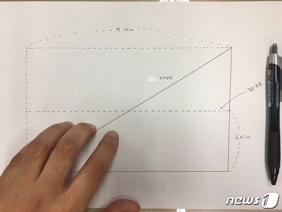 본문 이미지 - 펼쳤을 때 9인치대 화면을 제공하는 폴더블폰은 한쪽 디스플레이를 키보드로 활용할 순 있으나 불편할 것으로 예상된다. ⓒ News1