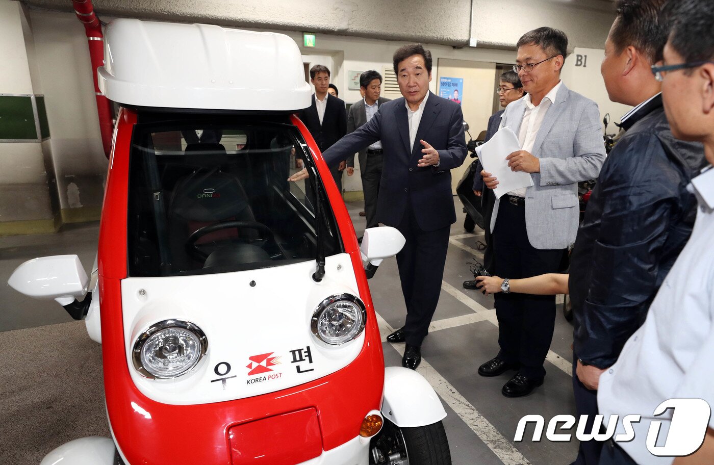 본문 이미지 - 이낙연 국무총리가 서울 중구 소공로 서울중앙우체국을 방문해 우체국용 초소형 전기차를 살펴보고 있다. 2018.8.1./뉴스1 ⓒ News1 이광호 기자