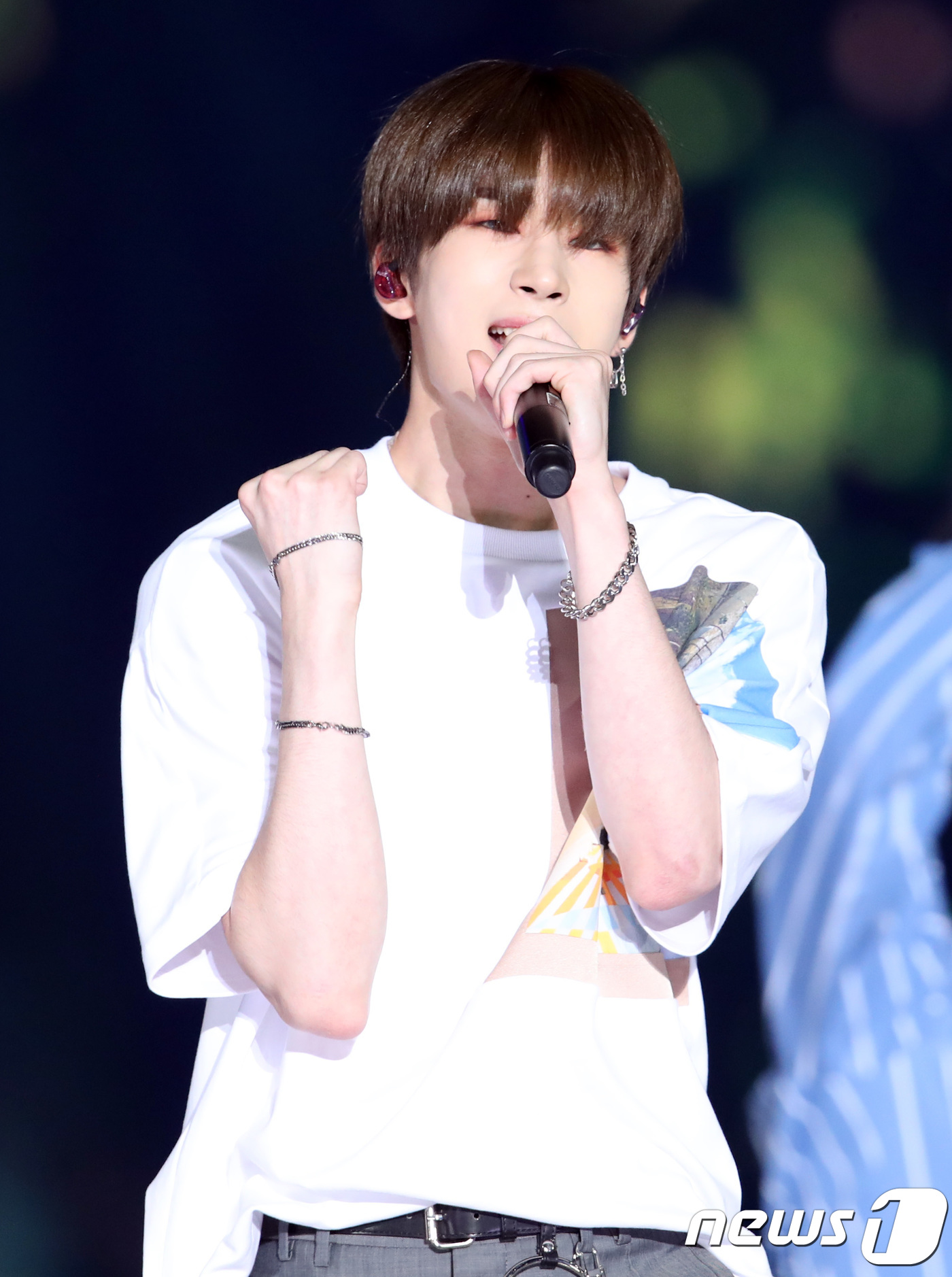 (서울=뉴스1) 권현진 기자 = 빅톤 한승우가 1일 오후 서울 구로구 고척 스카이돔에서 열린 '2018 코리아 뮤직 페스티벌'(코뮤페) 플라워 카펫 행사에 참석해 화려한 공연을 펼 …