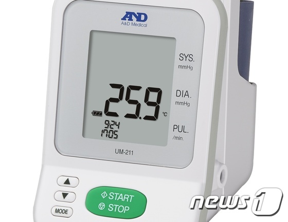 보령A&D메디칼이 출시한 하이브리드 전자혈압계 'UM-211'.© News1
