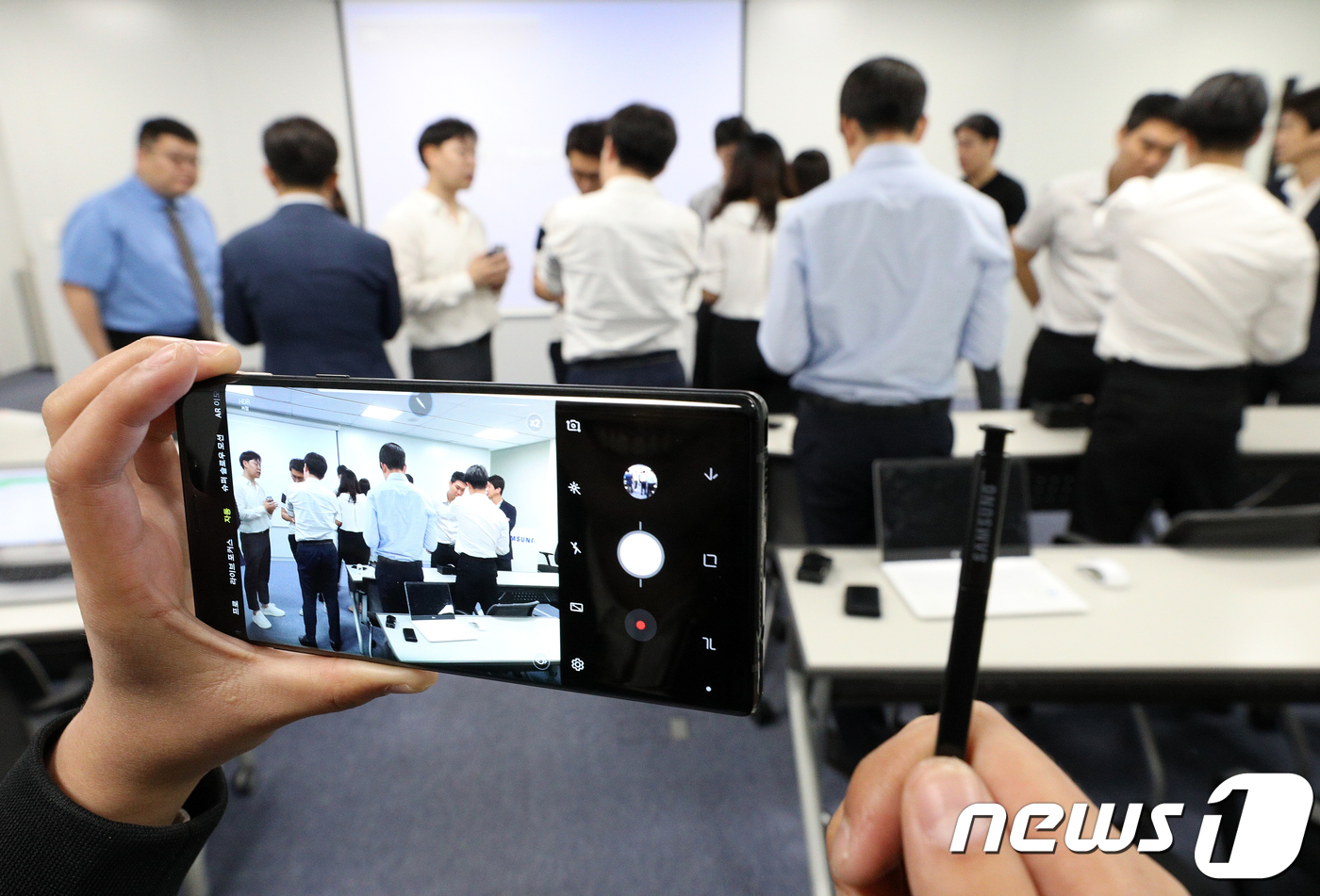(서울=뉴스1) 신웅수 기자 = 10일 오전 서울 중구 삼성전자 기자실에서 취재진이 블루투스 기능이 탑재된 갤럭시노트9의 S펜으로 사진을 찍고 있다.오는 24일에 출시되는 갤럭시노 …