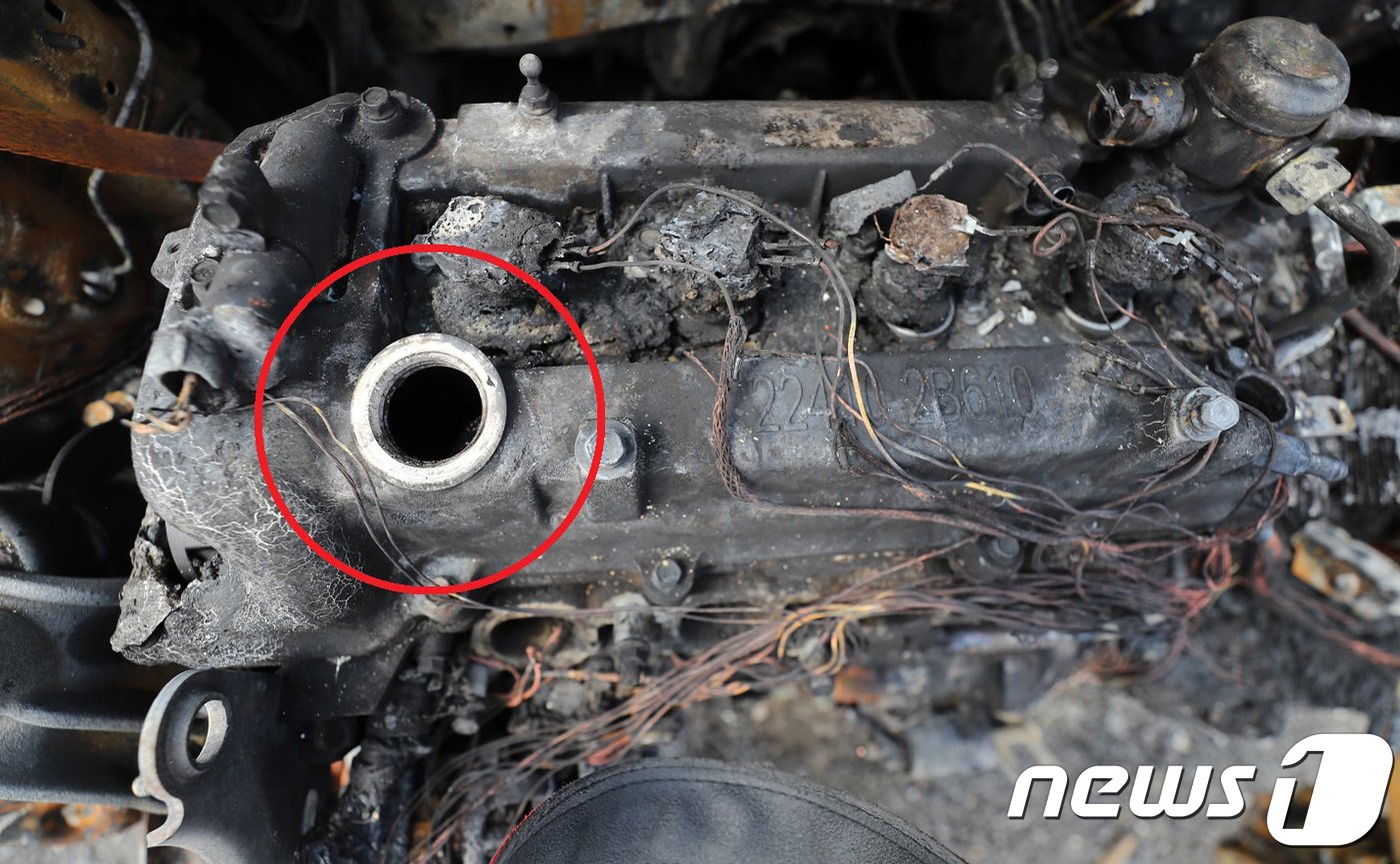 본문 이미지 - 9일 고속도로 주행 중 화재가 발생한 아반떼의 엔진오일 주입구.  2018.8.10/뉴스1 ⓒ News1 오장환 기자